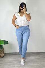 Pantalón de jean celeste, corte mom, tiro alto y largo al tobillo.