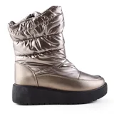 Bota de caña media color negro, con plataforma y diseño acolchado.