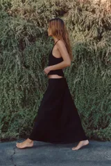 Falda midi negra de satén con cintura elástica.