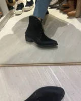 Botines de cuero vacuno, color negro, con detalles de tachas.