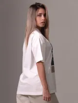 Remera blanca de algodón con corte relaxed, cuello redondo y mangas cortas. Estampado frontal con diseño de collage floral y logo de Calvin Klein Jeans.
