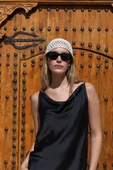 Musculosa de poliéster color blanco, con escote drapeado y breteles finos.