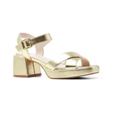 Sandalias de vestir color crema, con plataforma y taco cuadrado. Tiras anchas cruzadas sobre el empeine y pulsera con hebilla al tobillo.