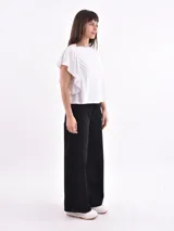 Remera blanca de mangas cortas con volados.