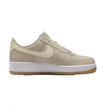 Zapatillas Nike Air Force 1 color beige con detalles en crema, suela blanca y base color caramelo.
