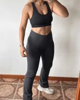 Calza larga de tiro alto, color gris oscuro jaspeado, con corte recto y faja doble tela sin elástico superior.