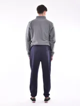 Pantalón de jogging azul oscuro con cintura elástica y cordón ajustable.