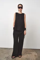 Pantalón ancho de tiro medio, confeccionado en hilatura con lino y viscosa. Presenta cintura elástica ajustable con cordones, bolsillos laterales ocultos en costura y pierna ancha.
