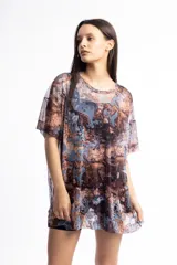 Remerón de tul negro, de talle único y corte suelto.