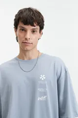 Remera celeste de algodón con estampado en el frente, de corte oversize y mangas cortas.