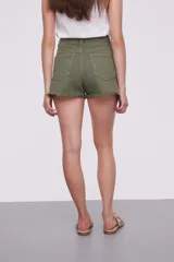 Short de jean blanco con cintura alta, bolsillos delanteros y traseros, y ruedo desflecado.