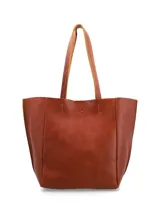 Bolso tipo shopper de cuero color marrón con doble asa de hombro y logo grabado en el frente.