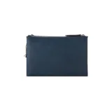 Bandolera Guess modelo Tidewood, color azul con logo plateado en el frente. Tiene correa larga de cuero sintético ajustable y correa corta de cadena plateada. Cierre superior con cremallera y herrajes plateados.