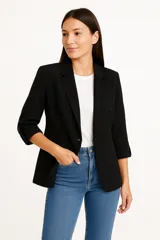 Blazer negro entallado con solapas de muesca, cierre frontal con un botón y mangas 3/4 con trabillas.
