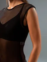 Top negro de malla transparente con cuello redondo y mangas cortas.