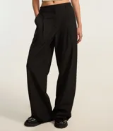 Pantalón de vestir negro, de corte recto, con trabillas en la cintura y elástico en la parte trasera.