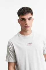 Remera de manga corta color gris claro con cuello redondo y logo de la marca estampado en el pecho.