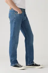 Pantalón de jean de corte recto, color azul medio.