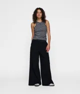 Musculosa ajustada a rayas horizontales blancas y negras, confeccionada en jersey de algodón orgánico acanalado.