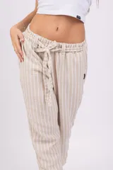 Pantalón capri a rayas verticales color verde y blanco, con cintura elástica y lazo ajustable.