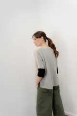 Sweater combinado color crudo, beige y marrón con escote en V, mangas al codo y tajos laterales.