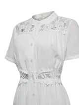 Vestido corto blanco de lino y viscosa, con cuello mao, mangas cortas, cierre frontal con botones, encaje en la parte superior y en la cintura, y forro a tono.