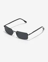 Lentes de sol unisex con montura rectangular de metal negro y lentes oscuras.