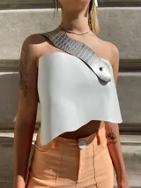 Top blanco de ecocuero con un solo tirante con forma de serpiente plateada.