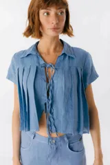 Camisa celeste de lino con cuello clásico, mangas cortas, corte crop y lazos en el frente.