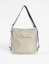Mochila tipo hobo en color beige, con un diseño práctico y strap ajustable.