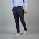 Pantalón de gabardina color beige, corte slim fit.