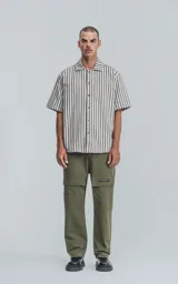 Camisa de corte clásico en tela de rayas blanca y verde, con botones frontales y mangas cortas.