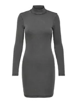 Vestido corto gris de punto canalé, con cuello alto y mangas largas.