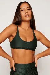 Top deportivo reversible color bordó, con diseño slim, tirantes finos y espalda descubierta. Un lado tiene acabado brillante y el otro textura 3D tipo colmena.