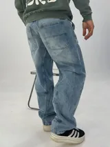 Pantalón de jean celeste, corte balloon, con detalles de costuras en las rodillas.
