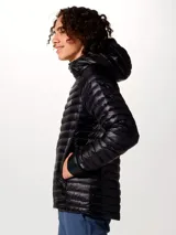 Campera negra ultraligera de plumón para hombre, con capucha, cierre frontal completo y bolsillos laterales con cierre.