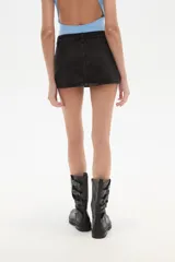 Falda mini de jean color gris oscuro, con pinzas en la parte delantera y cierre de botón y cremallera.