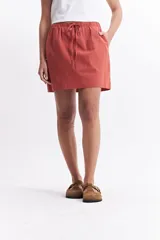 Minifalda negra de algodón con cintura elastizada con lazo regulable y bolsillos laterales.