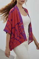 Kimono rojo con estampado abstracto en tonos morados y azules, con mangas 3/4 y ribete morado.