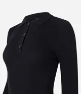 Vestido corto negro de punto con cuello polo, manga larga y botones en el escote.
