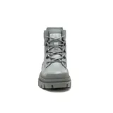 Bota de caña media color gris, con cordones, suela chunky y logo de la marca en el lateral.