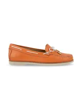 Mocasín color naranja de cuero texturizado, con costuras a la vista y lazo decorativo en la parte delantera.