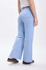 Pantalón de jean ancho con suave elasticidad en color azul medio.