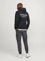 Hoodie negro con capucha y manga larga. Tiene un pequeño logo blanco en el pecho.