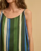 Vestido largo con estampado de rayas verticales en tonos azul, verde y blanco. Tiene tirantes finos y corte recto.