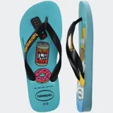 Ojotas Havaianas con tiras blancas y suela estampada con personajes de Los Simpson en estilo grafiti. La plantilla izquierda presenta a Krusty el payaso y la derecha a Bart Simpson pintando con aerosol.