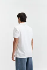 Remera polo negra con bolsillo de nylon en el pecho y logo bordado. Corte regular.