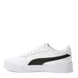 Championes Puma modelo Carina 2.0 para mujer, color blanco con franja lateral (Formstrip) negra. Presentan una plataforma gruesa con textura acanalada en la puntera y el talón, y cordones blancos.