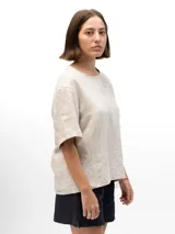 Remera beige de lino con mangas cortas y corte holgado.
