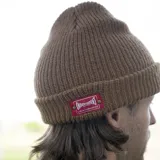 Gorro de lana negro con logo de Independent en etiqueta roja cosida en el frente.